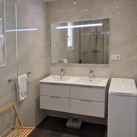 Maison Blanche En Côte De Nacre *