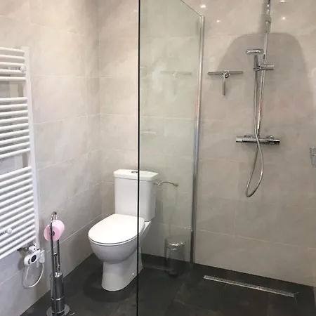 Maison Blanche En Cote De Nacre *
