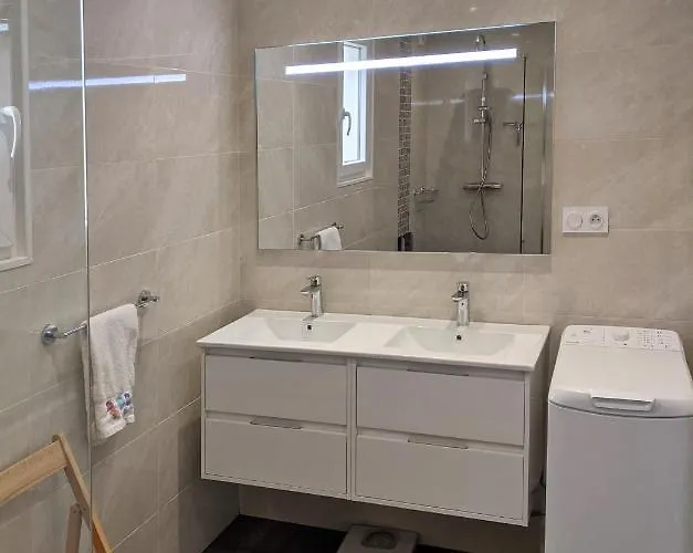 Maison Blanche En Cote De Nacre *