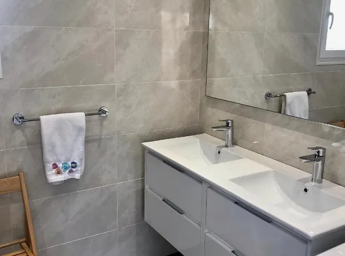 Maison Blanche En Cote De Nacre Nyaraló